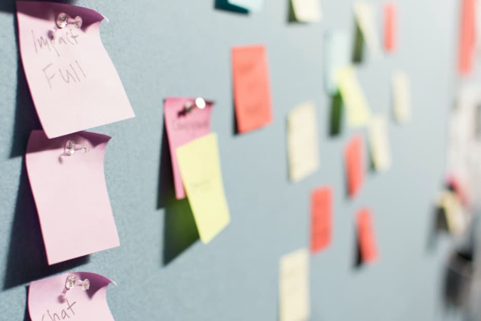 Sticky notes that list the reasons to choose Azure DevOps. 